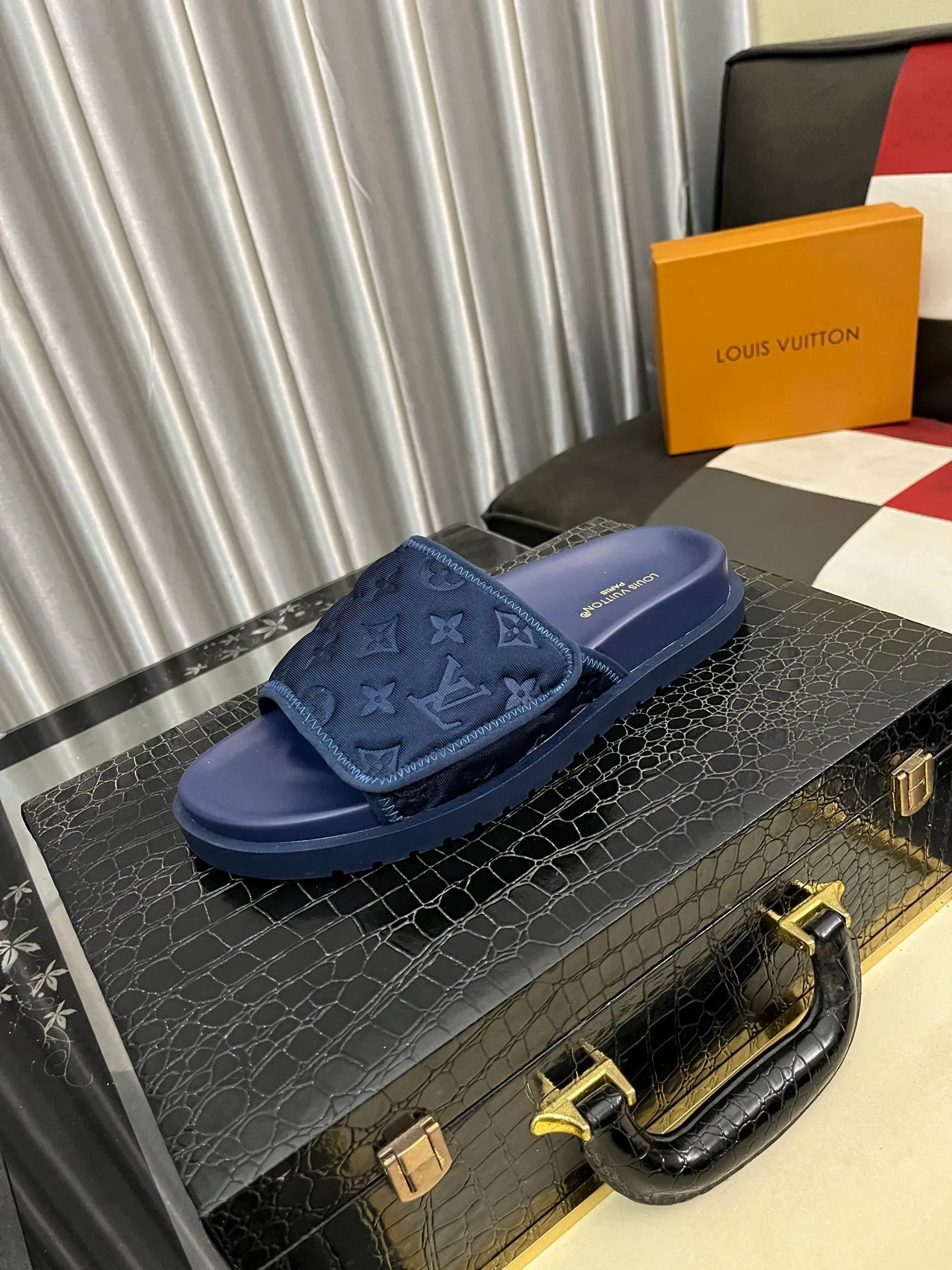 Men's men's shoes💰320⌚️⌚️[Louis Vuitton LV slippers] (high-end cowhide) counter 1:1 fashion style summer must-have! The designer used LV’s iconic outsole. The original simple slippers instantly become fashionable! The upper is made of flexible special cowhide leather straps alternately, and the workmanship is exquisite! A must-have for stylish men in summer, size 38-44